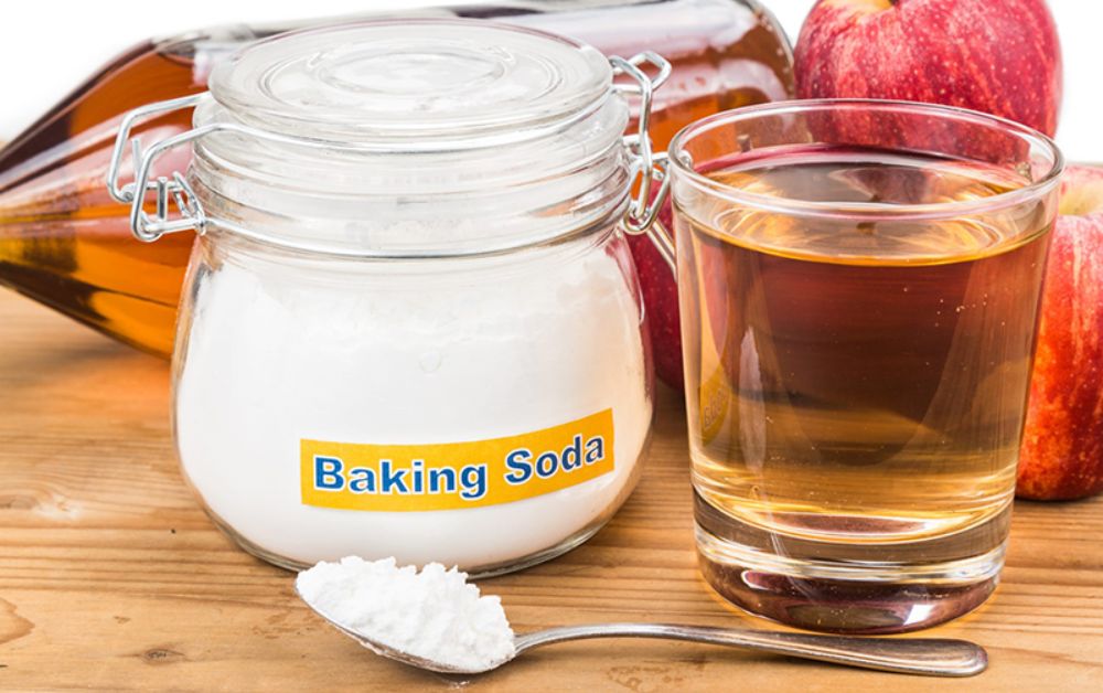 Sử dụng baking soda và giấm trắng tẩy vết ố bồn rửa mặt