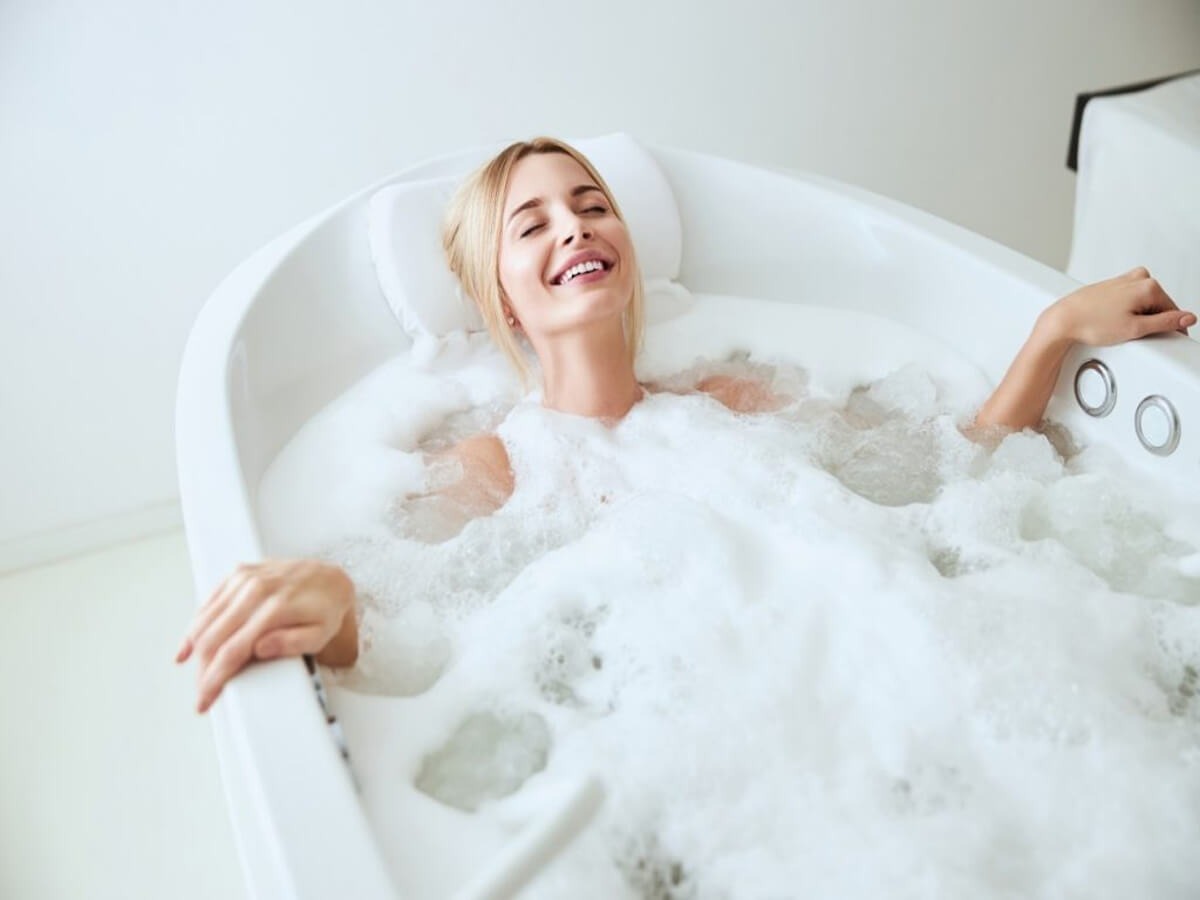 Ngâm mình trong bồn tắm massage giúp cải thiện chứng mất ngủ hiệu quả, xả stress, thư giãn