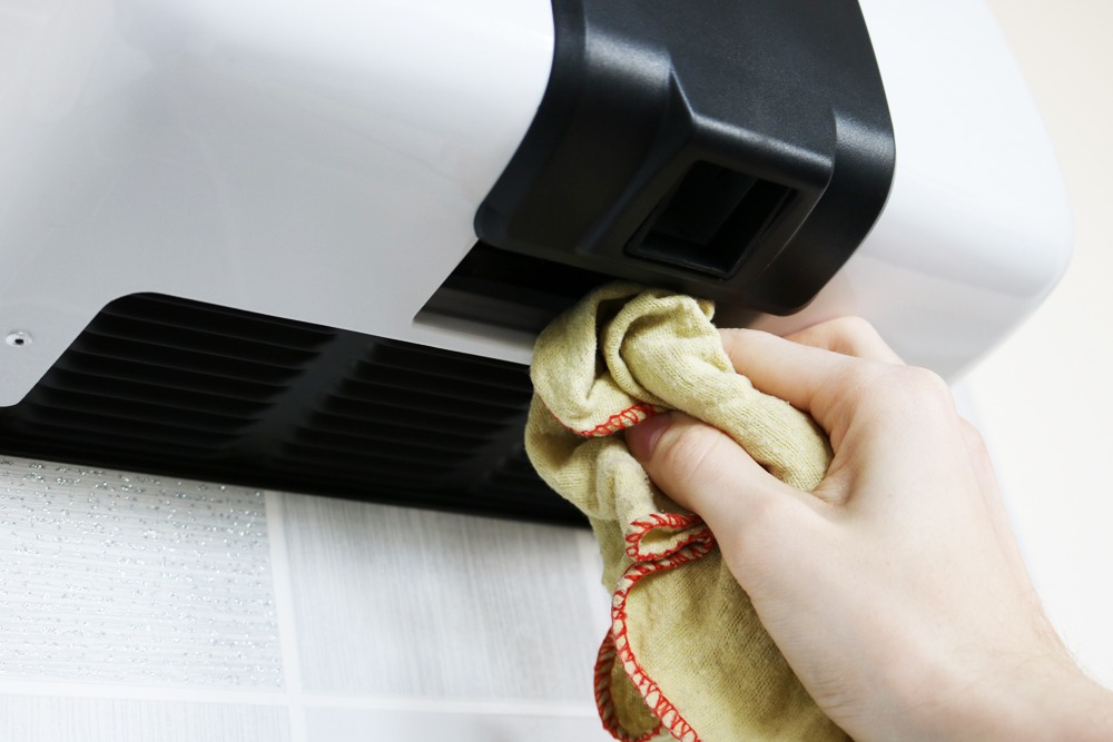 Dùng khăn lau ẩm để lau sạch bụi bẩn bên trên bề mặt của thiết bị 