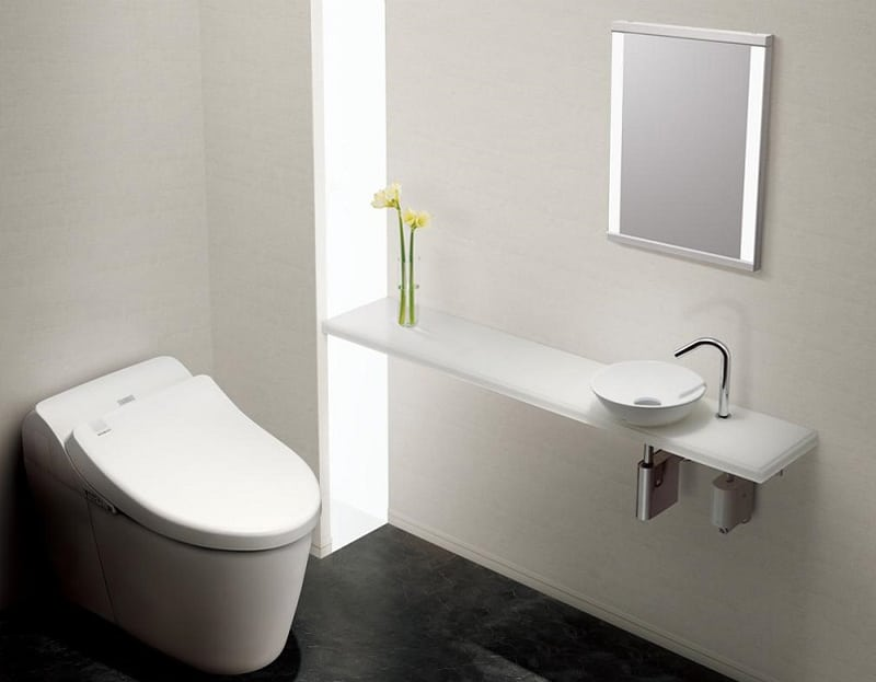 Nhà vệ sinh nhỏ đẹp với tone màu trắng basic và tươi mát làm chủ đạo
