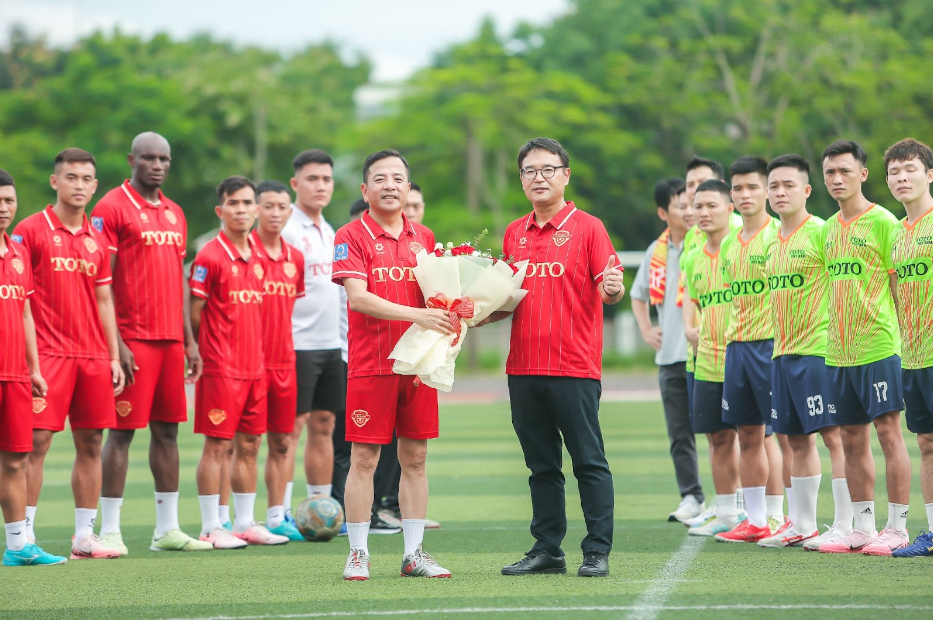 Hình ảnh Tổng giám đốc Asada Kyoji tặng hoa đến ông Trần Ngọc Tâm - Chủ tịch Hội đồng quản trị Công ty CPTM - DV An Biên trước trận đấu