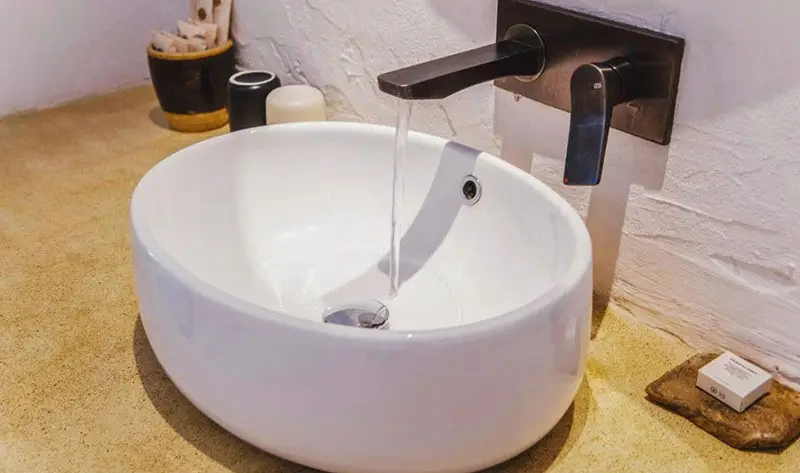 vệ sinh chậu lavabo dương bàn tương đối bất tiện