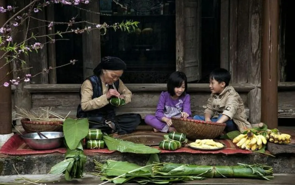 Gói và nấu bánh chưng, bánh tét biểu trưng cho nền văn hóa lâu đời